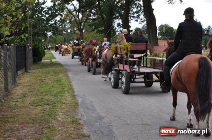 Zdjęcie w galerii na portalu naszraciborz.pl: Barwny korowód, występy i tańce – tak gminne dożynki zorganizowały Łańce wiadomości z regionu