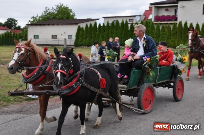 Zdjęcie w galerii na portalu naszraciborz.pl: Barwny korowód, występy i tańce – tak gminne dożynki zorganizowały Łańce wiadomości z regionu
