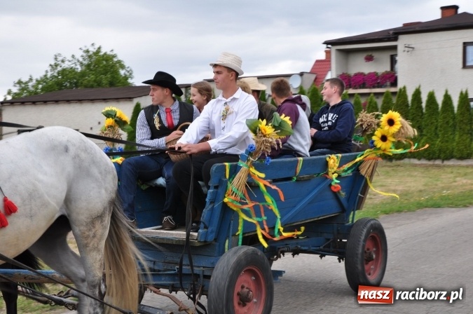 Zdjęcie w galerii na portalu naszraciborz.pl: Barwny korowód, występy i tańce – tak gminne dożynki zorganizowały Łańce wiadomości z regionu