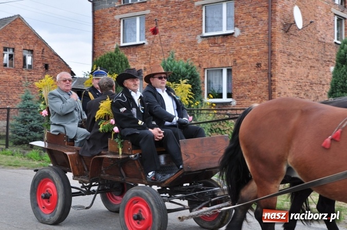 Zdjęcie w galerii na portalu naszraciborz.pl: Barwny korowód, występy i tańce – tak gminne dożynki zorganizowały Łańce wiadomości z regionu