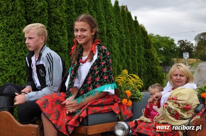 Zdjęcie w galerii na portalu naszraciborz.pl: Barwny korowód, występy i tańce – tak gminne dożynki zorganizowały Łańce wiadomości z regionu