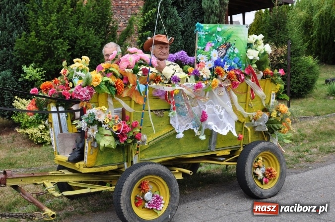 Zdjęcie w galerii na portalu naszraciborz.pl: Barwny korowód, występy i tańce – tak gminne dożynki zorganizowały Łańce wiadomości z regionu