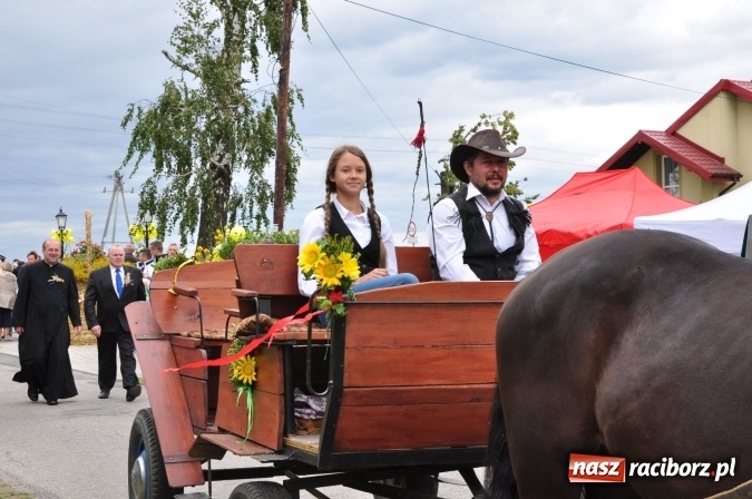 Zdjęcie w galerii na portalu naszraciborz.pl: Barwny korowód, występy i tańce – tak gminne dożynki zorganizowały Łańce wiadomości z regionu
