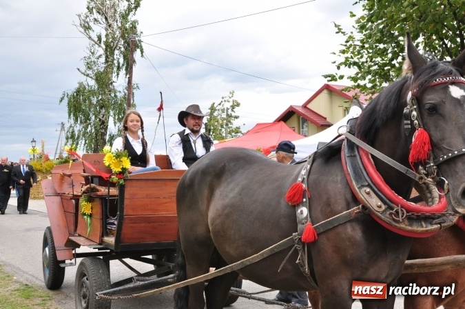 Zdjęcie w galerii na portalu naszraciborz.pl: Barwny korowód, występy i tańce – tak gminne dożynki zorganizowały Łańce wiadomości z regionu