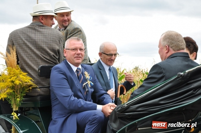 Zdjęcie w galerii na portalu naszraciborz.pl: Barwny korowód, występy i tańce – tak gminne dożynki zorganizowały Łańce wiadomości z regionu