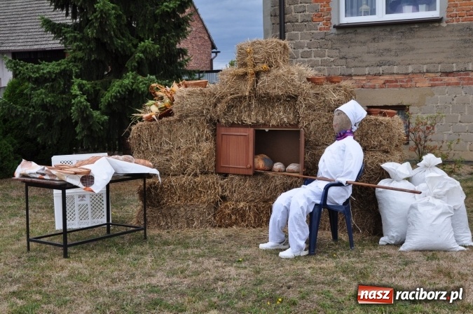 Zdjęcie w galerii na portalu naszraciborz.pl: Barwny korowód, występy i tańce – tak gminne dożynki zorganizowały Łańce wiadomości z regionu