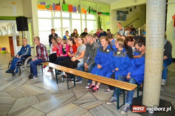 Zdjęcie w galerii na portalu naszraciborz.pl: Dzieci z Zespołu Szk&oacute;ł Specjalnych tworzą pola nadziei wraz z Hospicjum im. św. J&oacute;zefa wiadomości z regionu