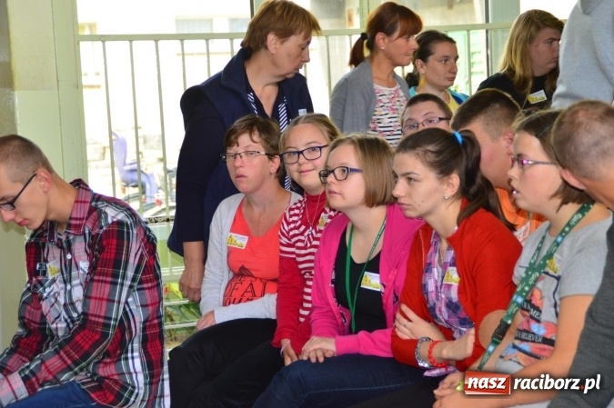 Zdjęcie w galerii na portalu naszraciborz.pl: Dzieci z Zespołu Szk&oacute;ł Specjalnych tworzą pola nadziei wraz z Hospicjum im. św. J&oacute;zefa wiadomości z regionu