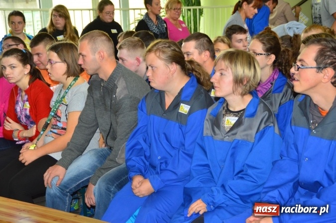 Zdjęcie w galerii na portalu naszraciborz.pl: Dzieci z Zespołu Szk&oacute;ł Specjalnych tworzą pola nadziei wraz z Hospicjum im. św. J&oacute;zefa wiadomości z regionu