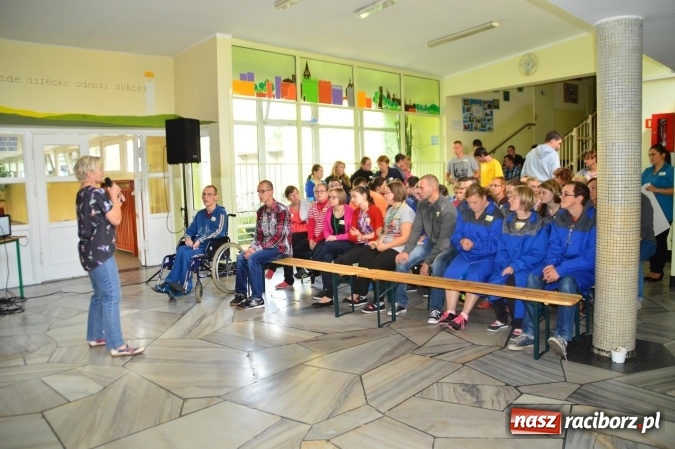 Zdjęcie w galerii na portalu naszraciborz.pl: Dzieci z Zespołu Szk&oacute;ł Specjalnych tworzą pola nadziei wraz z Hospicjum im. św. J&oacute;zefa wiadomości z regionu