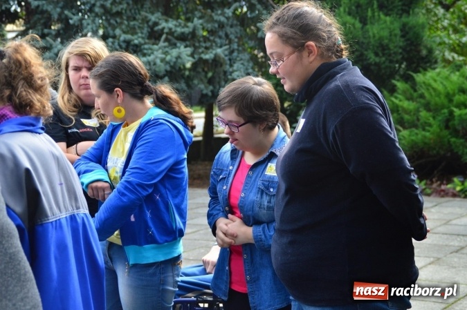 Zdjęcie w galerii na portalu naszraciborz.pl: Dzieci z Zespołu Szk&oacute;ł Specjalnych tworzą pola nadziei wraz z Hospicjum im. św. J&oacute;zefa wiadomości z regionu