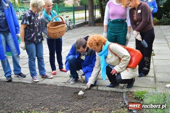 Zdjęcie w galerii na portalu naszraciborz.pl: Dzieci z Zespołu Szk&oacute;ł Specjalnych tworzą pola nadziei wraz z Hospicjum im. św. J&oacute;zefa wiadomości z regionu