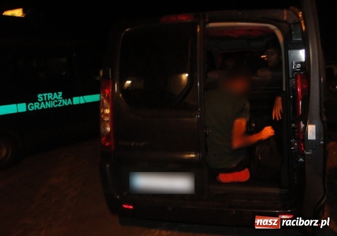 Zdjęcie w galerii na portalu naszraciborz.pl: Pogranicznicy jednej z placówek raciborskiego oddziału zatrzymali nielegalnych imigrantów wiadomości z regionu