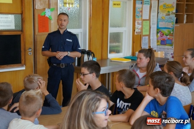 Zdjęcie w galerii na portalu naszraciborz.pl: Policjant rozmawiał z młodzieżą o bezpieczeństwie pieszego i rowerzysty wiadomości z regionu
