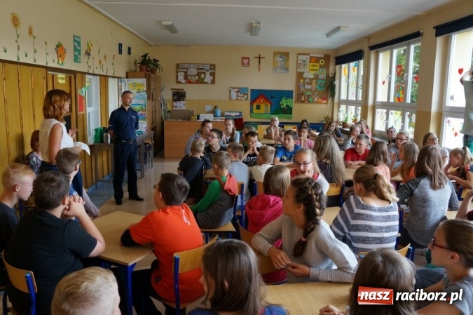 Zdjęcie w galerii na portalu naszraciborz.pl: Policjant rozmawiał z młodzieżą o bezpieczeństwie pieszego i rowerzysty wiadomości z regionu