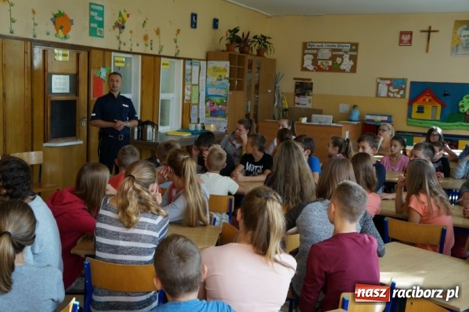 Zdjęcie w galerii na portalu naszraciborz.pl: Policjant rozmawiał z młodzieżą o bezpieczeństwie pieszego i rowerzysty wiadomości z regionu