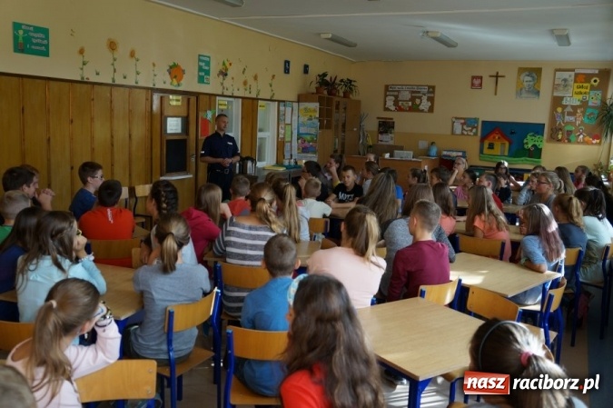 Zdjęcie w galerii na portalu naszraciborz.pl: Policjant rozmawiał z młodzieżą o bezpieczeństwie pieszego i rowerzysty wiadomości z regionu