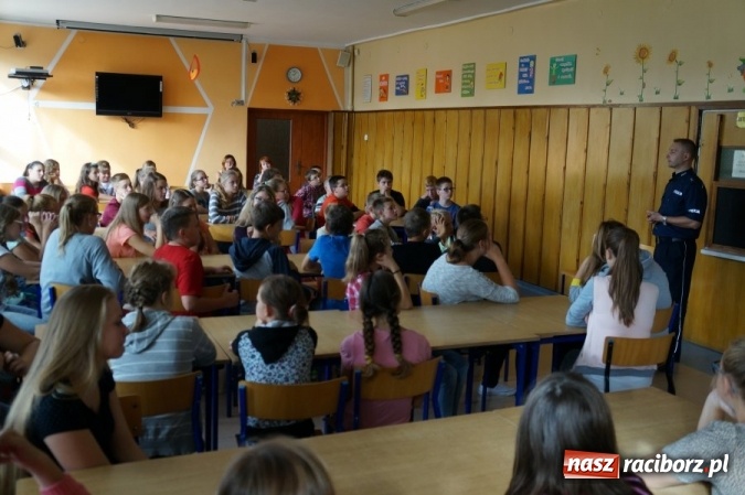 Zdjęcie w galerii na portalu naszraciborz.pl: Policjant rozmawiał z młodzieżą o bezpieczeństwie pieszego i rowerzysty wiadomości z regionu