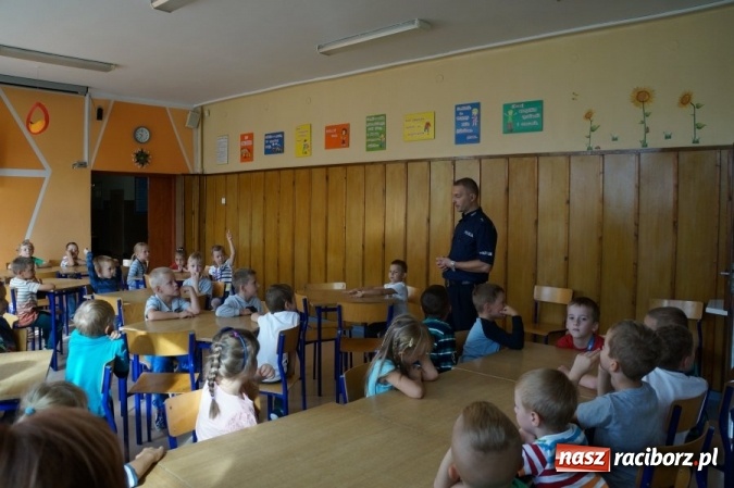 Zdjęcie w galerii na portalu naszraciborz.pl: Policjant rozmawiał z młodzieżą o bezpieczeństwie pieszego i rowerzysty wiadomości z regionu