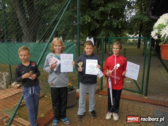 Zdjęcie w galerii na portalu naszraciborz.pl: Na korcie Rafako rozegrano tenisowy turniej w grupie szkół podstawowych wiadomości z regionu