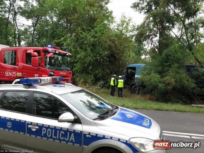 Zdjęcie w galerii na portalu naszraciborz.pl: TIR staranował barierki i uderzył w drzewo na ul. Rybnickiej wiadomości z regionu