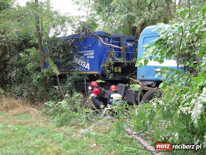 Zdjęcie w galerii na portalu naszraciborz.pl: TIR staranował barierki i uderzył w drzewo na ul. Rybnickiej wiadomości z regionu
