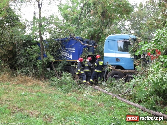 Zdjęcie w galerii na portalu naszraciborz.pl: TIR staranował barierki i uderzył w drzewo na ul. Rybnickiej wiadomości z regionu