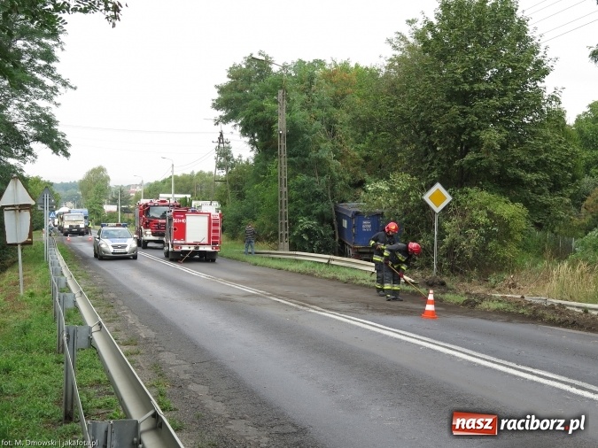 Zdjęcie w galerii na portalu naszraciborz.pl: TIR staranował barierki i uderzył w drzewo na ul. Rybnickiej wiadomości z regionu