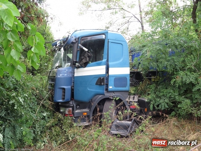 Zdjęcie w galerii na portalu naszraciborz.pl: TIR staranował barierki i uderzył w drzewo na ul. Rybnickiej wiadomości z regionu