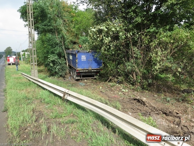 Zdjęcie w galerii na portalu naszraciborz.pl: TIR staranował barierki i uderzył w drzewo na ul. Rybnickiej wiadomości z regionu