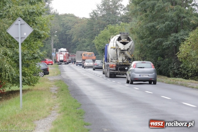 Zdjęcie w galerii na portalu naszraciborz.pl: TIR staranował barierki i uderzył w drzewo na ul. Rybnickiej wiadomości z regionu