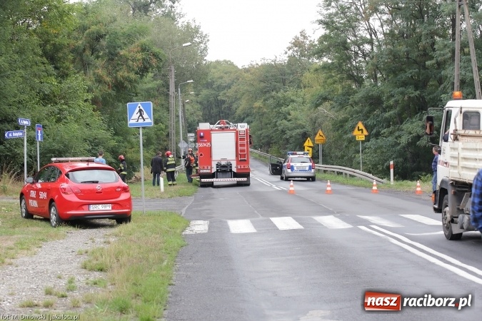 Zdjęcie w galerii na portalu naszraciborz.pl: TIR staranował barierki i uderzył w drzewo na ul. Rybnickiej wiadomości z regionu