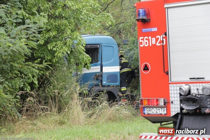 Zdjęcie w galerii na portalu naszraciborz.pl: TIR staranował barierki i uderzył w drzewo na ul. Rybnickiej wiadomości z regionu