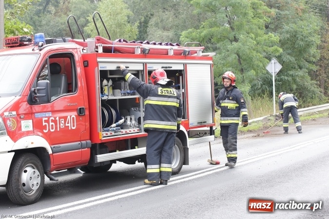 Zdjęcie w galerii na portalu naszraciborz.pl: TIR staranował barierki i uderzył w drzewo na ul. Rybnickiej wiadomości z regionu