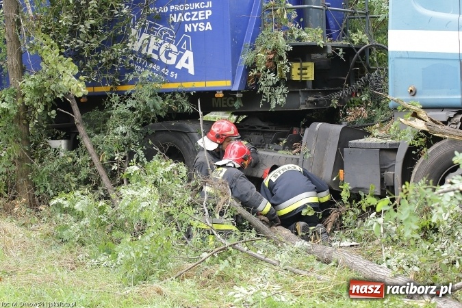 Zdjęcie w galerii na portalu naszraciborz.pl: TIR staranował barierki i uderzył w drzewo na ul. Rybnickiej wiadomości z regionu