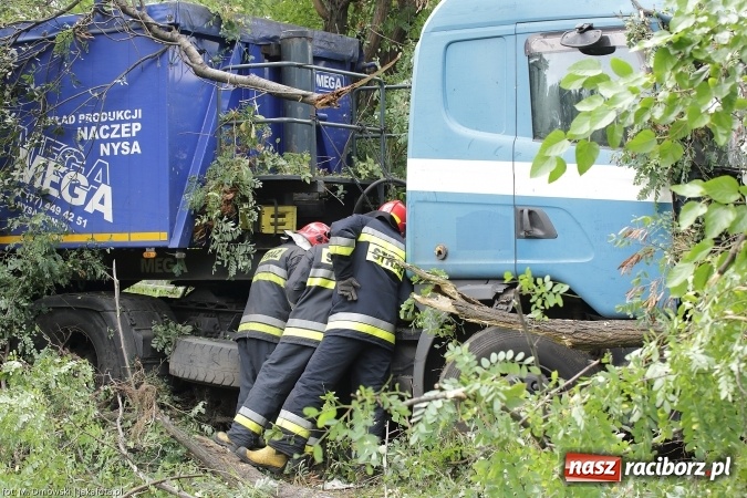 Zdjęcie w galerii na portalu naszraciborz.pl: TIR staranował barierki i uderzył w drzewo na ul. Rybnickiej wiadomości z regionu