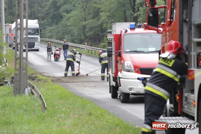 Zdjęcie w galerii na portalu naszraciborz.pl: TIR staranował barierki i uderzył w drzewo na ul. Rybnickiej wiadomości z regionu