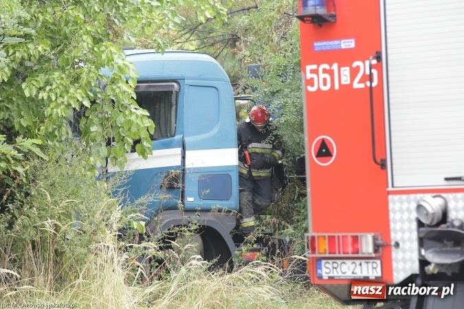 Zdjęcie w galerii na portalu naszraciborz.pl: TIR staranował barierki i uderzył w drzewo na ul. Rybnickiej wiadomości z regionu