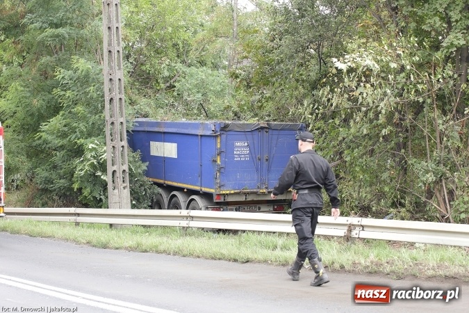 Zdjęcie w galerii na portalu naszraciborz.pl: TIR staranował barierki i uderzył w drzewo na ul. Rybnickiej wiadomości z regionu