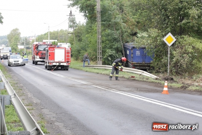 Zdjęcie w galerii na portalu naszraciborz.pl: TIR staranował barierki i uderzył w drzewo na ul. Rybnickiej wiadomości z regionu