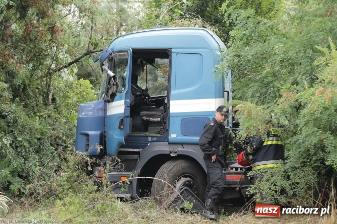 Zdjęcie w galerii na portalu naszraciborz.pl: TIR staranował barierki i uderzył w drzewo na ul. Rybnickiej wiadomości z regionu