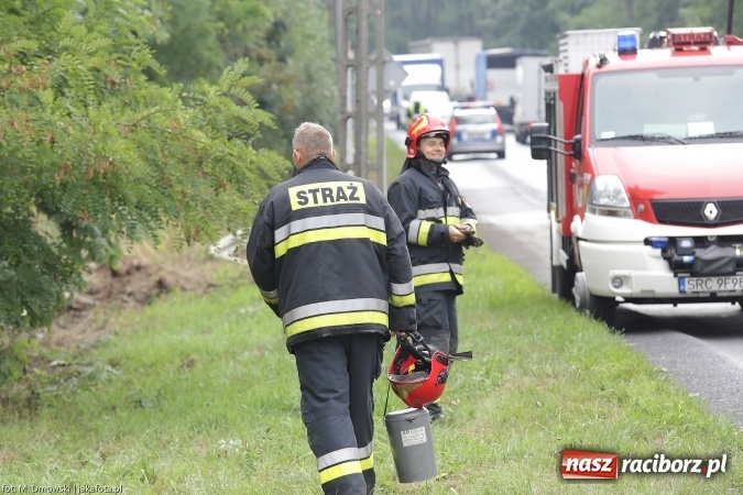 Zdjęcie w galerii na portalu naszraciborz.pl: TIR staranował barierki i uderzył w drzewo na ul. Rybnickiej wiadomości z regionu