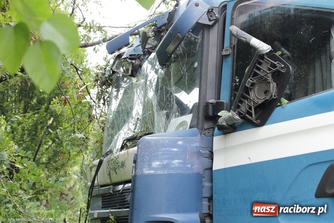 Zdjęcie w galerii na portalu naszraciborz.pl: TIR staranował barierki i uderzył w drzewo na ul. Rybnickiej wiadomości z regionu