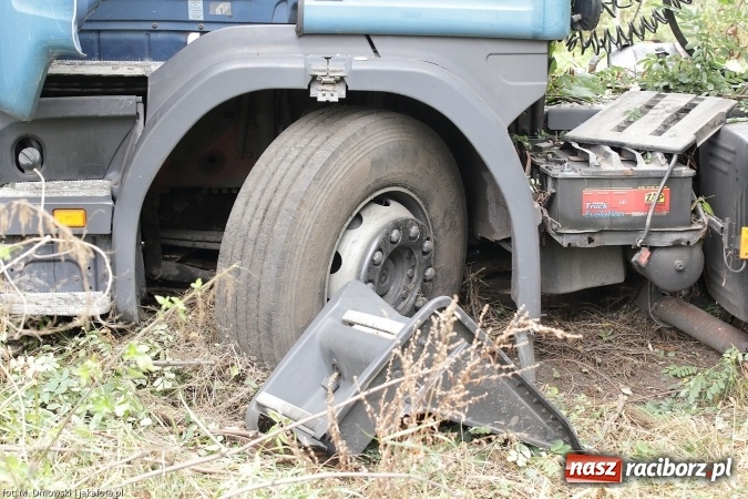 Zdjęcie w galerii na portalu naszraciborz.pl: TIR staranował barierki i uderzył w drzewo na ul. Rybnickiej wiadomości z regionu