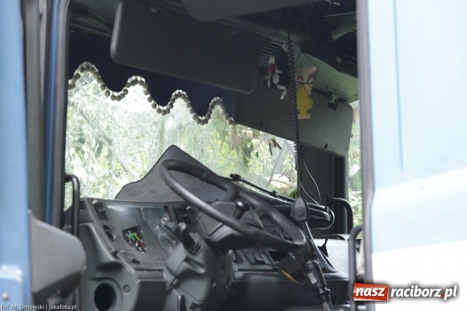 Zdjęcie w galerii na portalu naszraciborz.pl: TIR staranował barierki i uderzył w drzewo na ul. Rybnickiej wiadomości z regionu