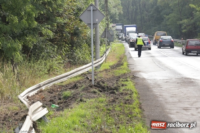 Zdjęcie w galerii na portalu naszraciborz.pl: TIR staranował barierki i uderzył w drzewo na ul. Rybnickiej wiadomości z regionu