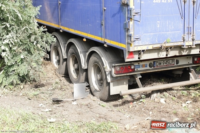 Zdjęcie w galerii na portalu naszraciborz.pl: TIR staranował barierki i uderzył w drzewo na ul. Rybnickiej wiadomości z regionu