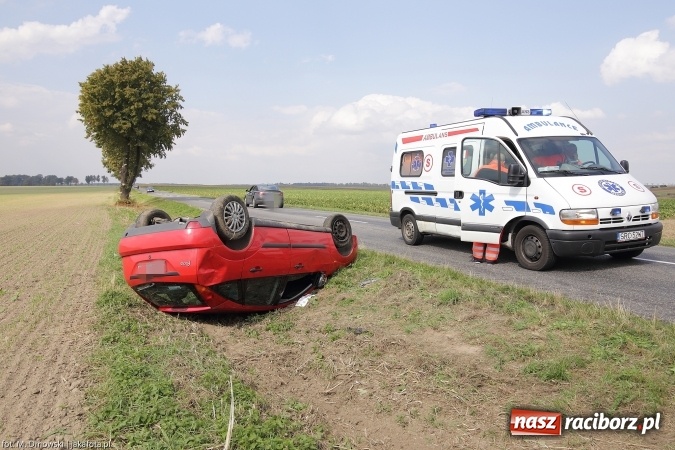 Zdjęcie w galerii na portalu naszraciborz.pl: Dachowanie samochodu na drodze w kierunku Krowiarek wiadomości z regionu