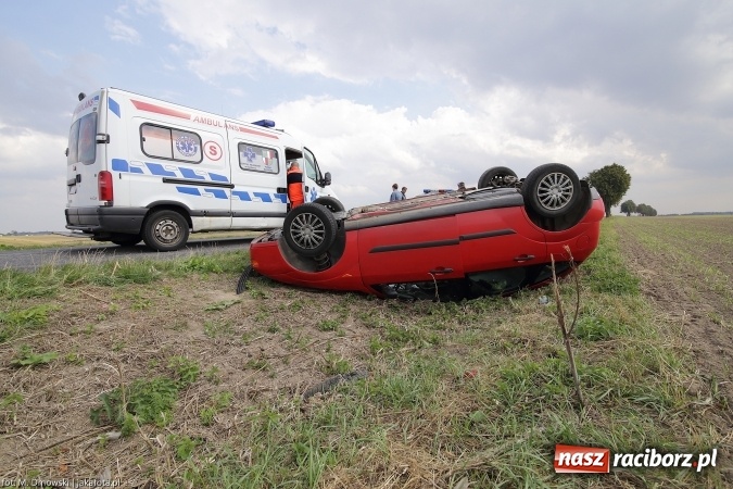 Zdjęcie w galerii na portalu naszraciborz.pl: Dachowanie samochodu na drodze w kierunku Krowiarek wiadomości z regionu