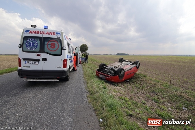 Zdjęcie w galerii na portalu naszraciborz.pl: Dachowanie samochodu na drodze w kierunku Krowiarek wiadomości z regionu